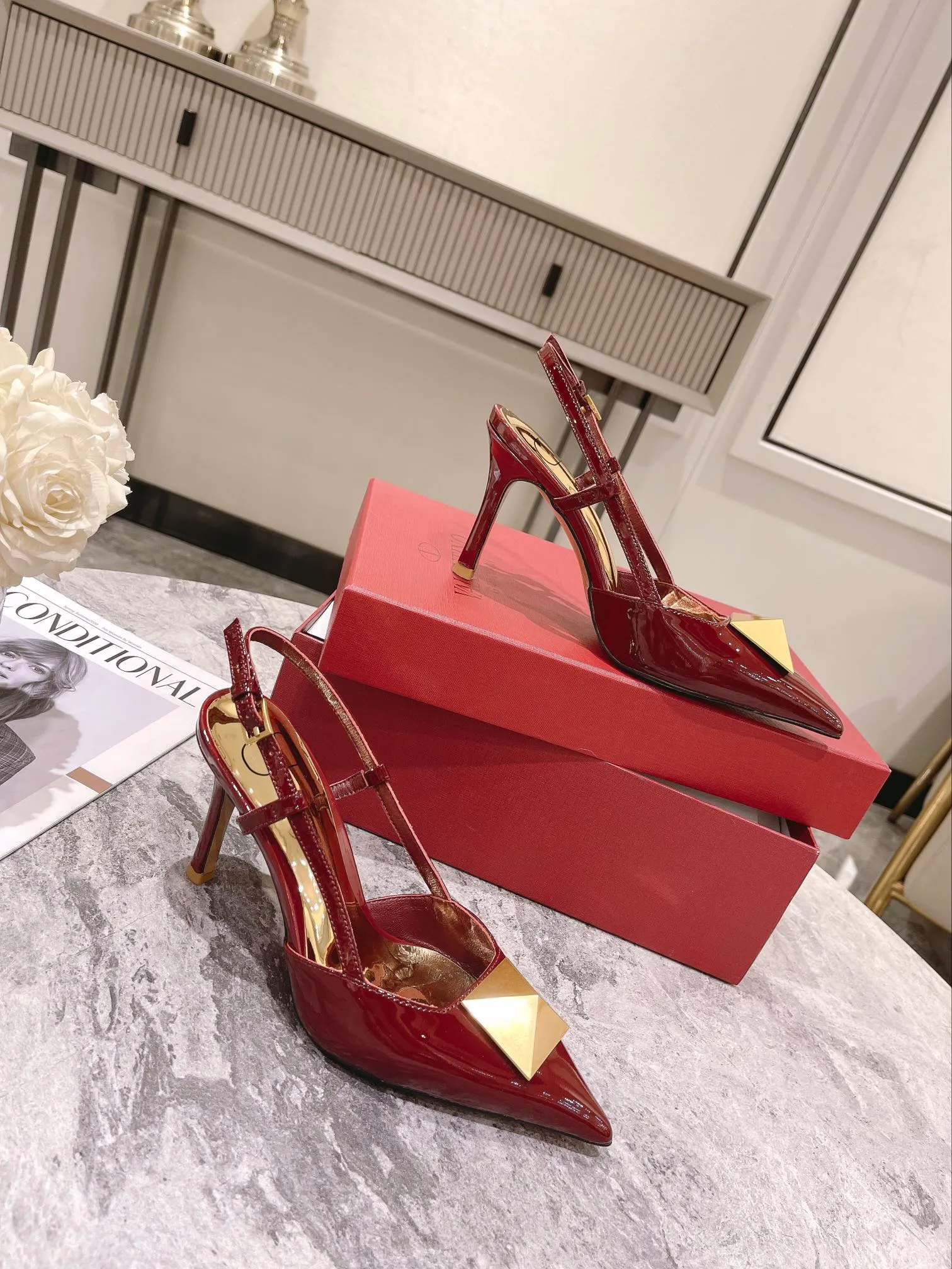 👟👟Ex-factory price 400👟👟 Genuine leather sole +40 Valentino Valentino spring and summer new rivet shoes are new☑️ —————————————— The latest golden big rivet element is full of high-end sense! Extremely fashionable Heel height: 9.5cm Upper: Matt sheepskin Lining: Sheepskin lining Outsole: Italian genuine leather outsole, rubber sole optional Color: Two styles and 8 colors available Code number: 34-41 (34 and 42 customized are not returnable)